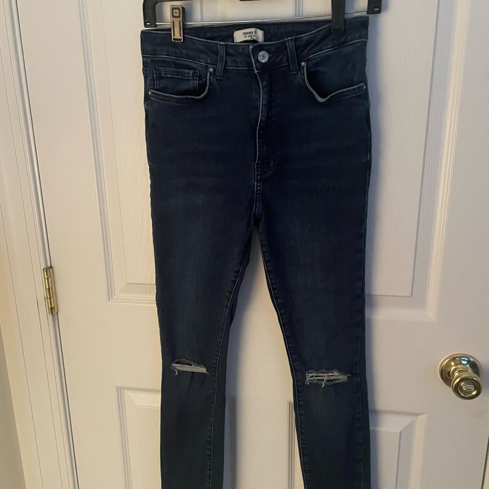 Stretchy skinny jeans with slit on knees